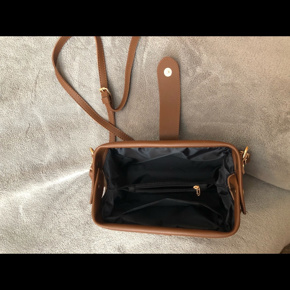 Small crossbody vintage style medicine handbag. - Picture 3 of 7